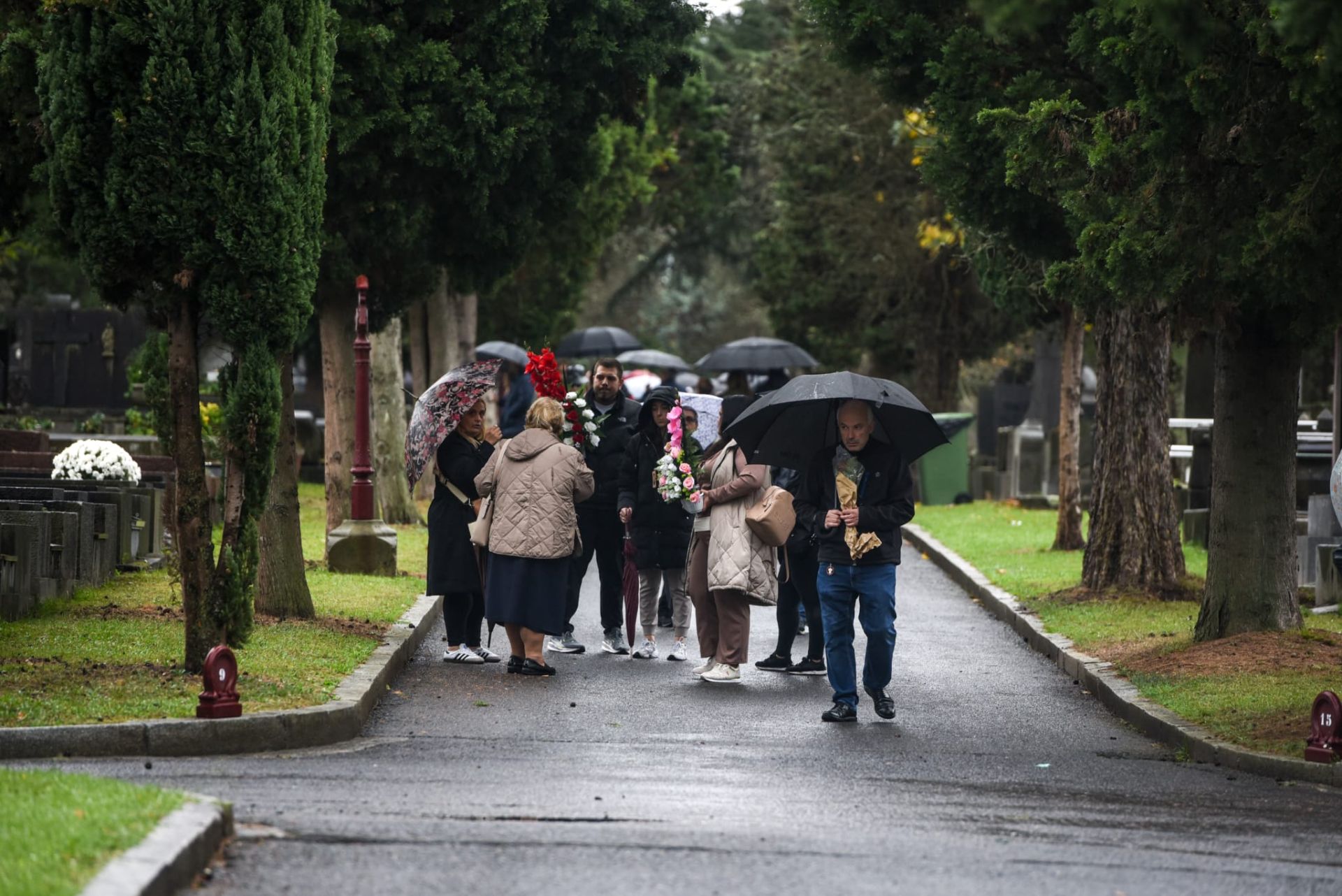 La visita al cementerio de Bilbao por el Día de Todos los Santos, en imágenes