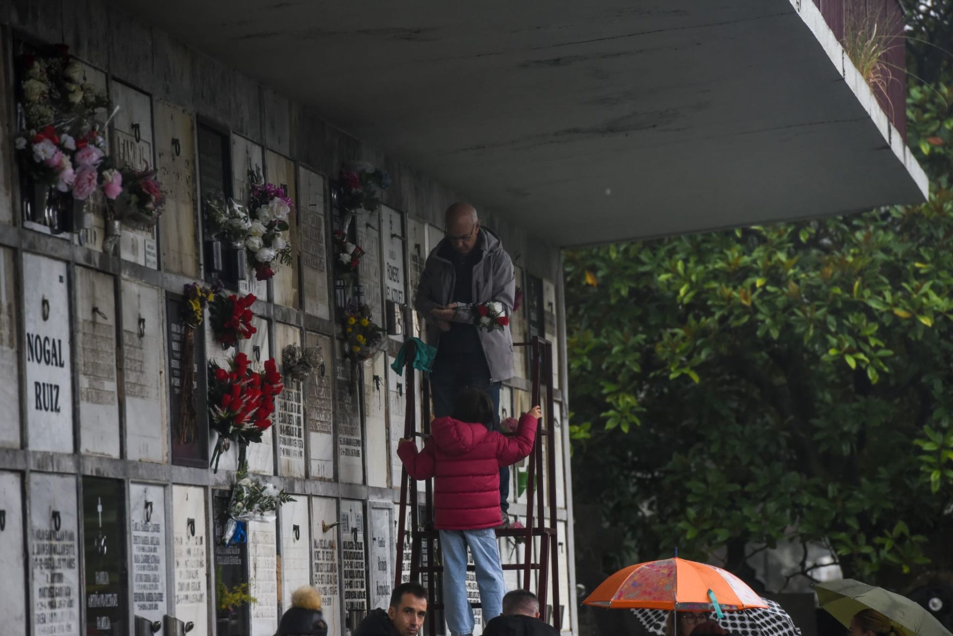 La visita al cementerio de Bilbao por el Día de Todos los Santos, en imágenes