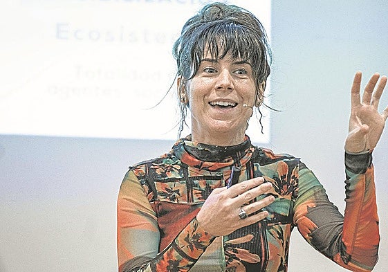 Laura Marrón, directora general del BAIC (Basque Artificial Intelligence Center) aportó datos sobre la adopción de la IA por parte de las empresas vascas.