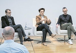 Álex Rayón, Begoña Peña-Lang, y Juanjo López, en la primera mesa redonda celebrada ayer.