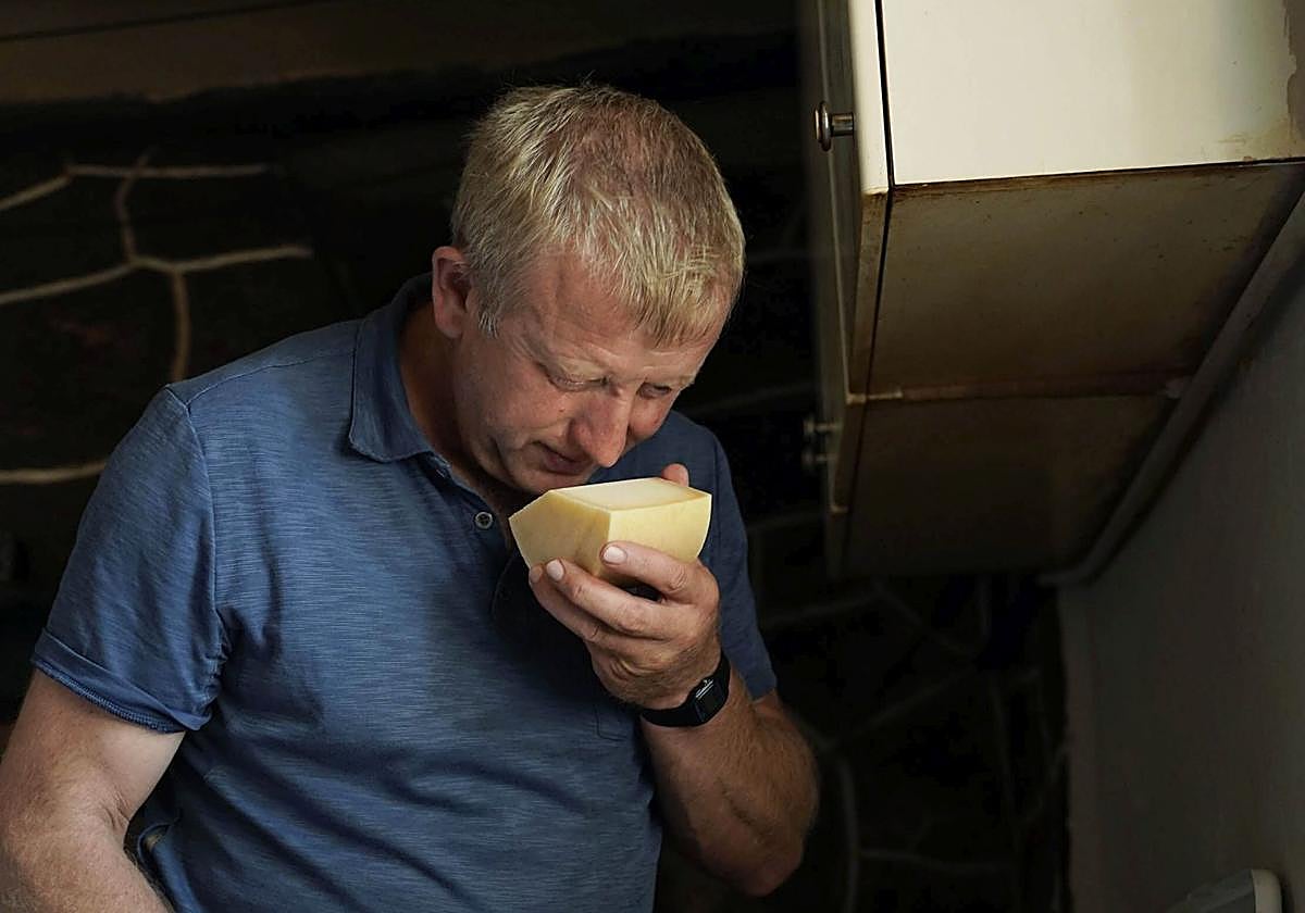 Ricardo Remiro prueba uno de sus quesos en la borda de montaña que tiene en Sierra Urbasa.