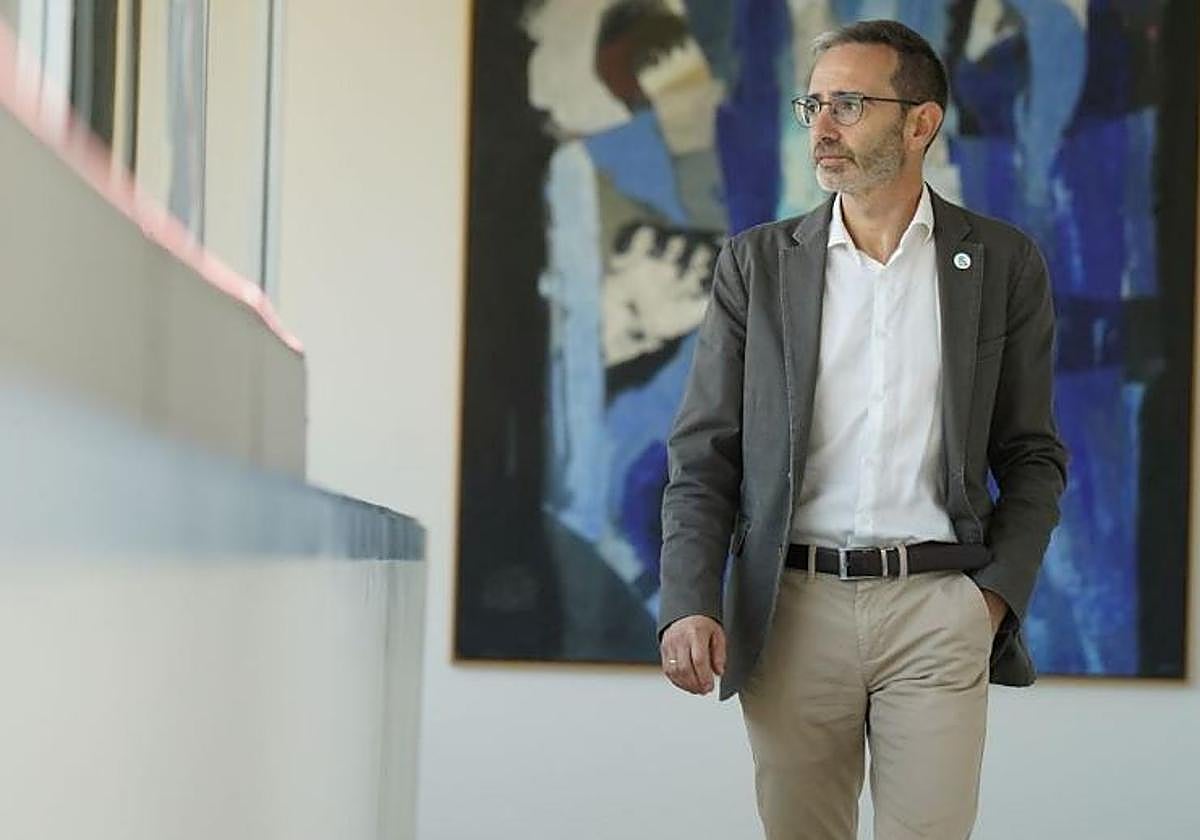 Badiola compagina la divulgación con la investigación.