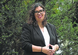 Díaz posa en unos jardines de la localidad.