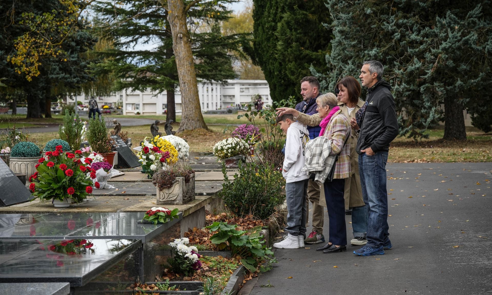 Los vitorianos recuerdan a sus seres queridos en el día de Todos los Santos