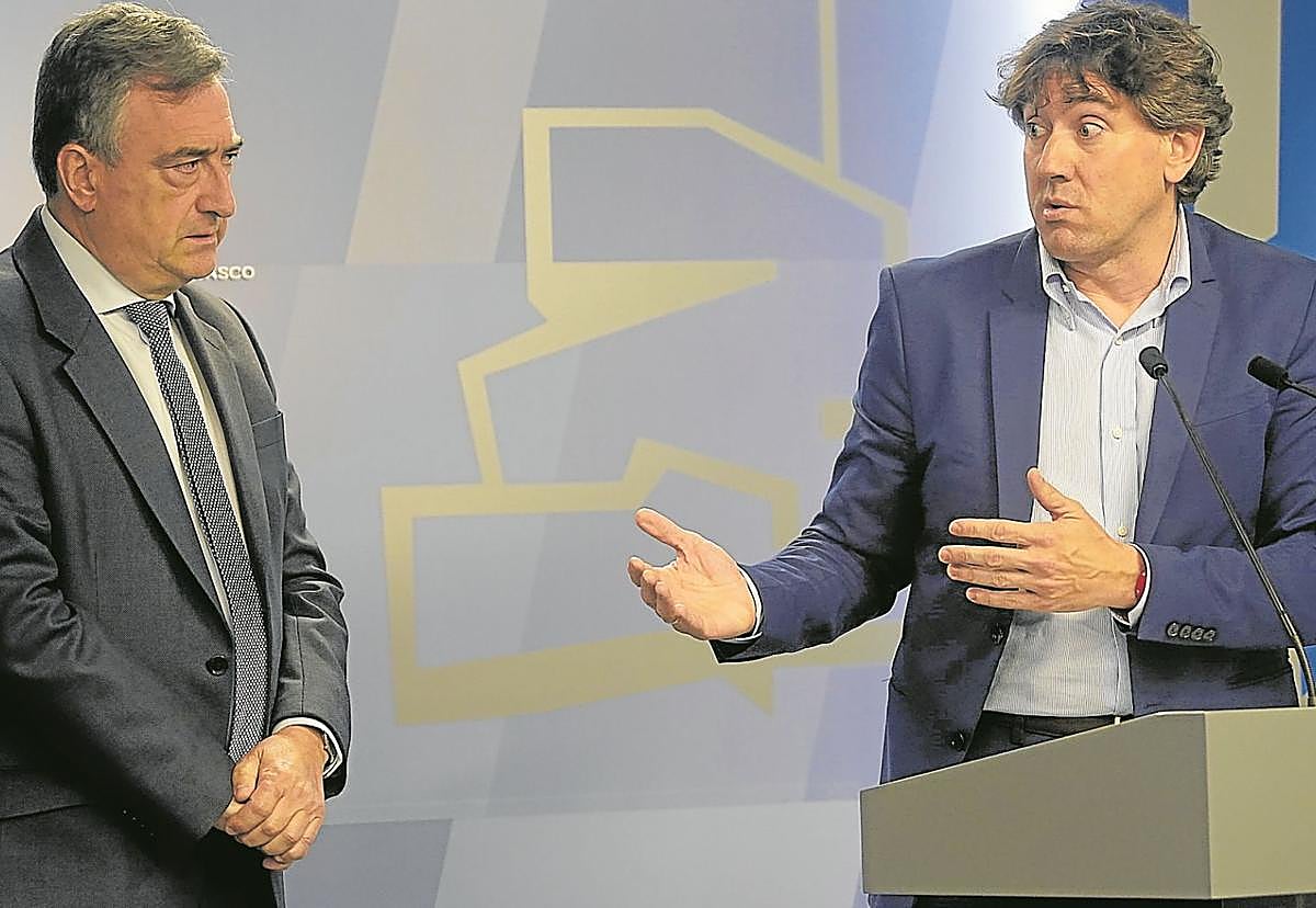Comparecencia conjunta de Aitor Esteban y Eneko Andueza el pasado mes de junio en el Parlamento vasco.