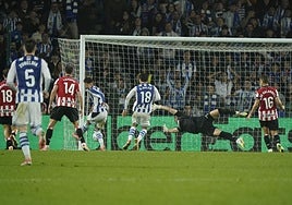 El Athletic recibe el 'gol del cojo': Barrenetxea, lesionado, fabrica un tanto