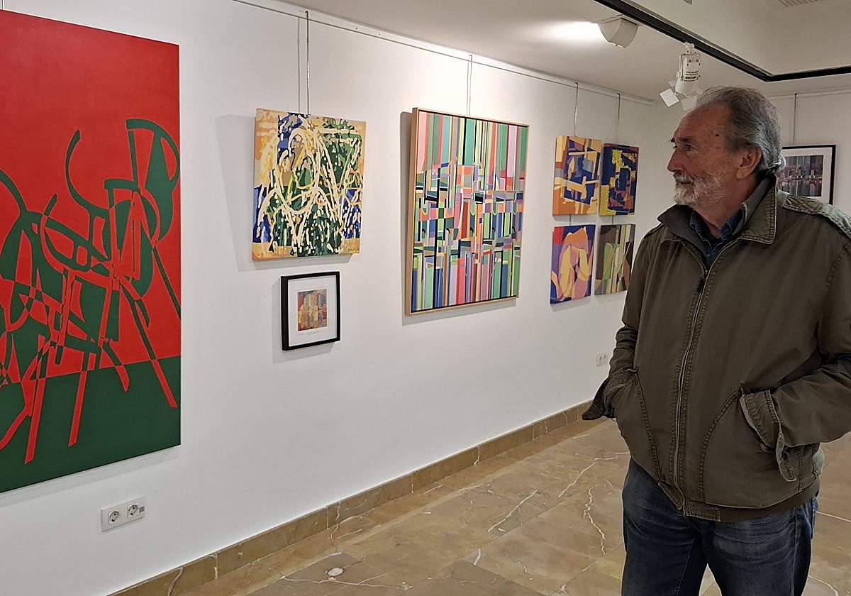 Igartua posa frente a sus obras más recientes en una exposición con una gran variedad de estilos.