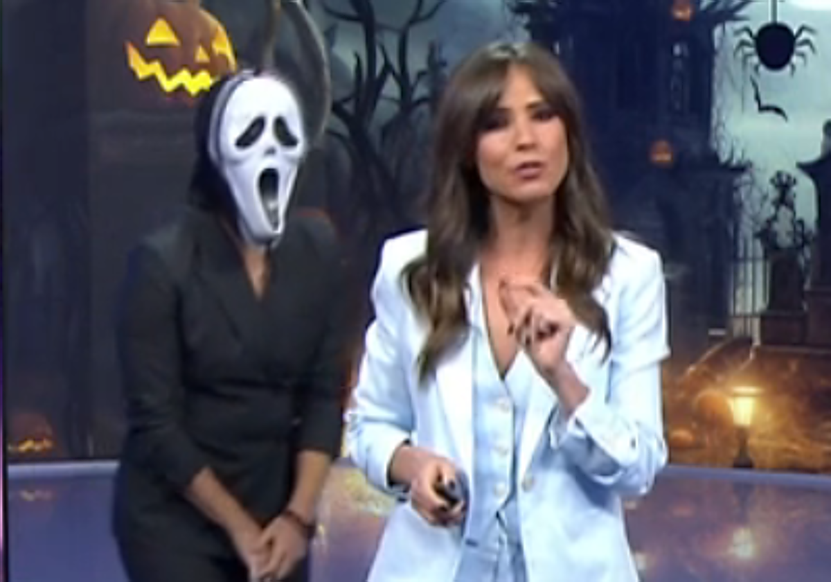 María Casado se pone una careta de 'Scream' y da un susto en pleno directo