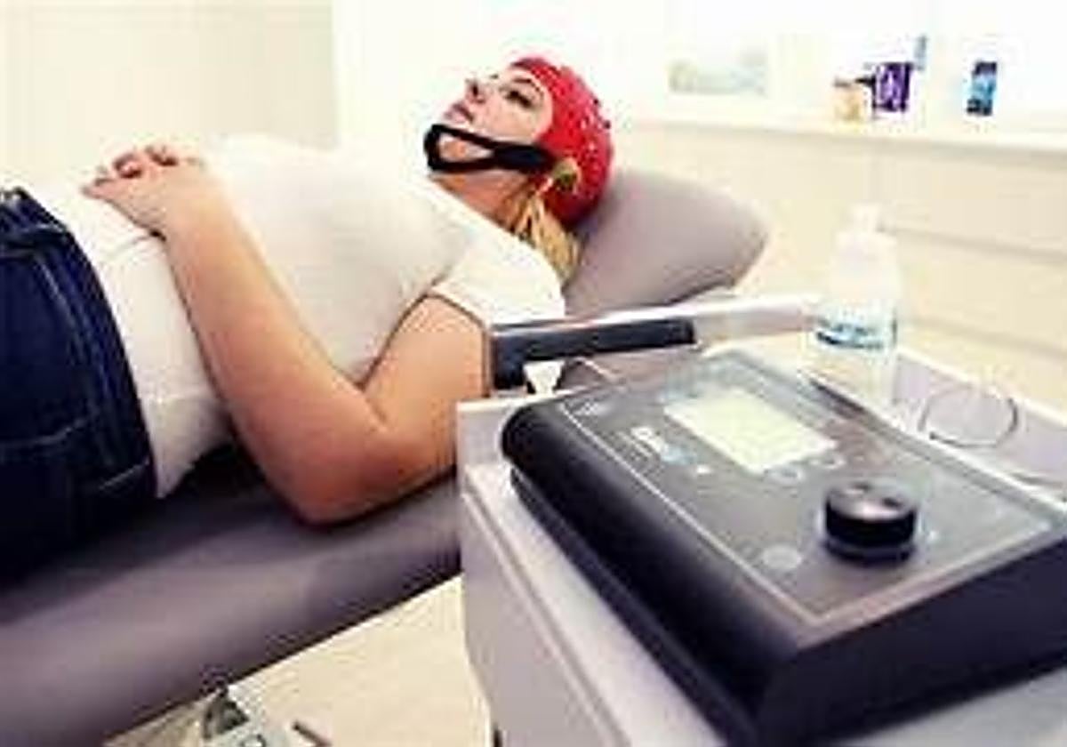 Una paciente con el casco de recuperación neurológica.