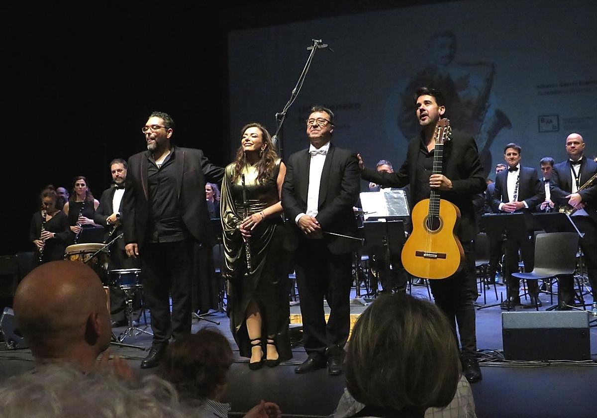 Saludos finales de su hermano El Aspirino, Ostalinda, el director García Espina, y Juan Manuel Moreno.
