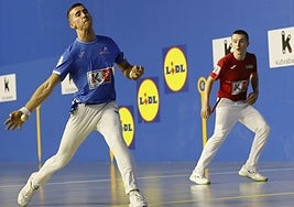 Rekalde suelta la derecha ante la mirada de Amiano en el frontón de Dima.