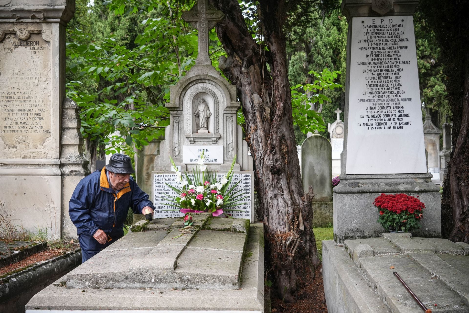 Los vitorianos recuerdan a sus seres queridos en el día de Todos los Santos
