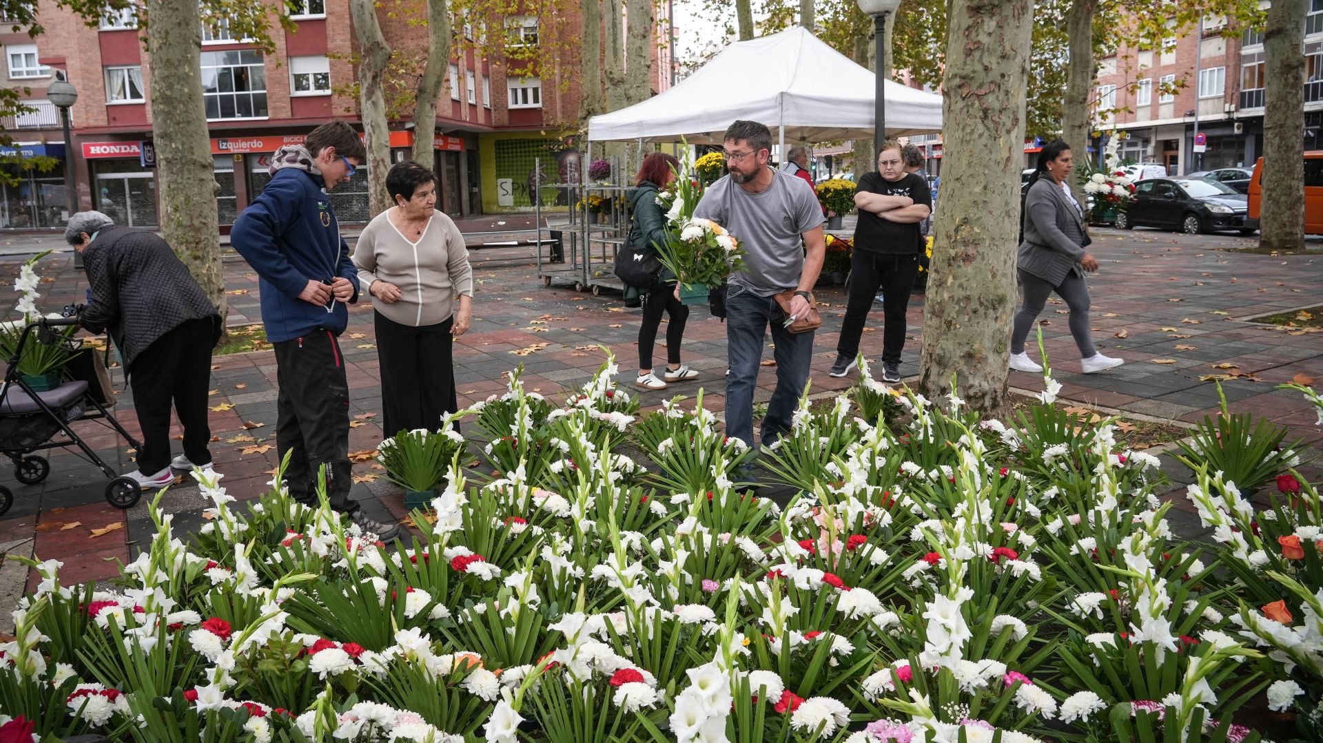 Los vitorianos recuerdan a sus seres queridos en el día de Todos los Santos