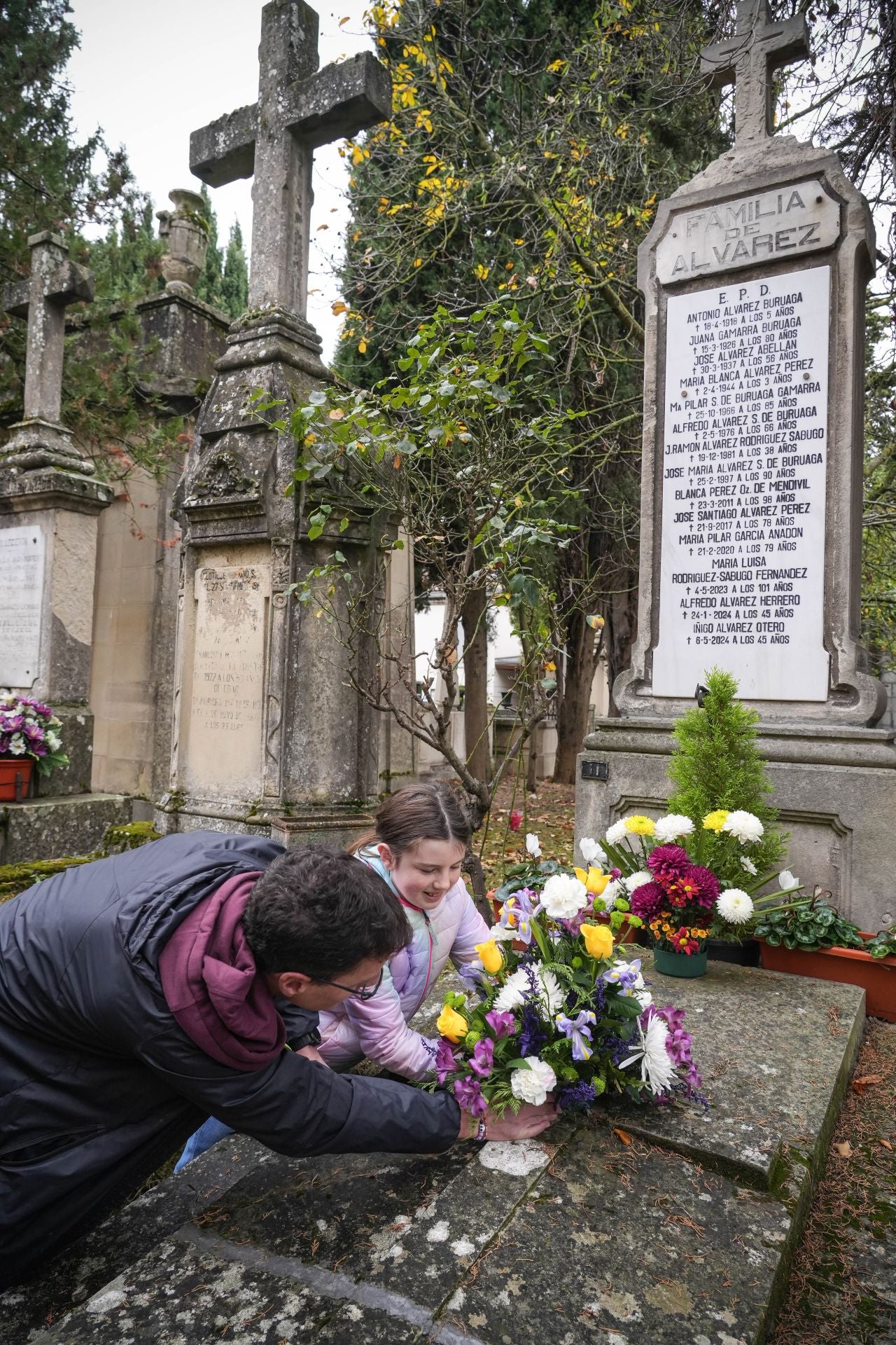Los vitorianos recuerdan a sus seres queridos en el día de Todos los Santos