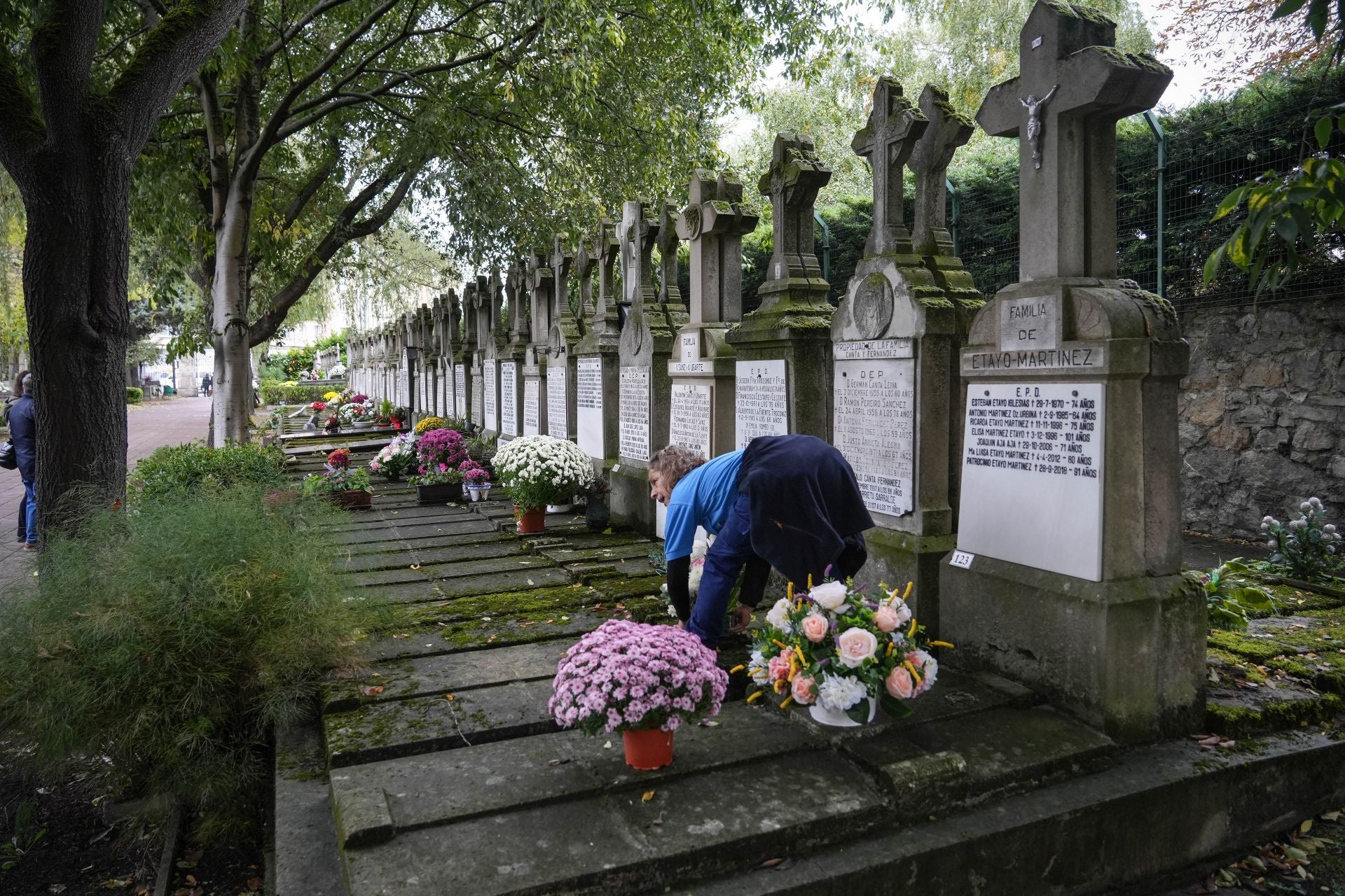 Los vitorianos recuerdan a sus seres queridos en el día de Todos los Santos