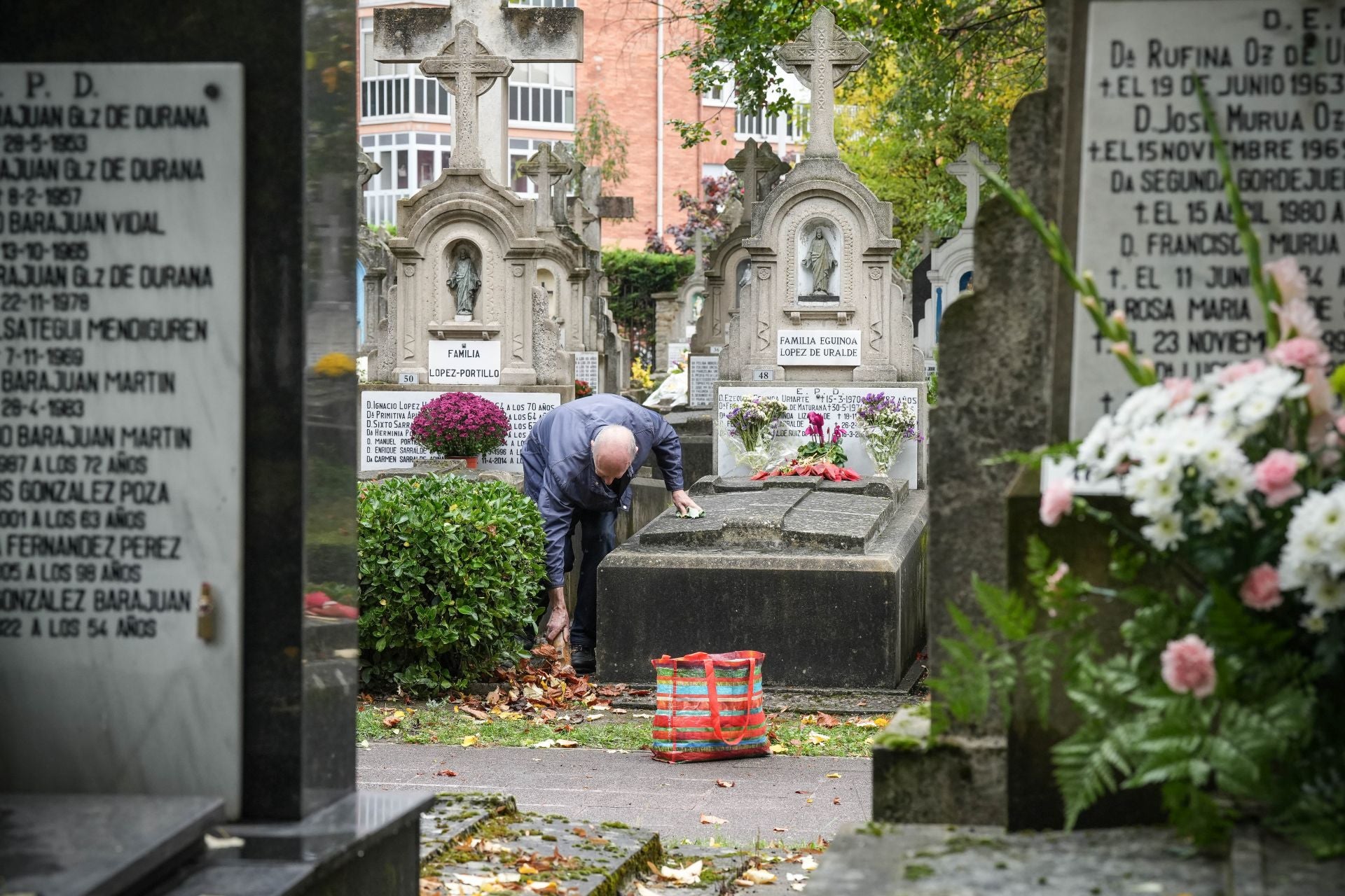 Los vitorianos recuerdan a sus seres queridos en el día de Todos los Santos