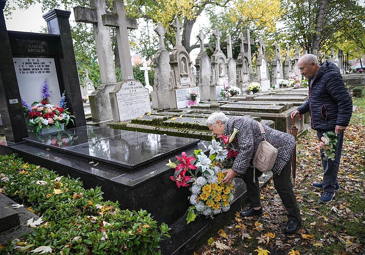 Los vitorianos recuerdan a sus seres queridos en el día de Todos los Santos