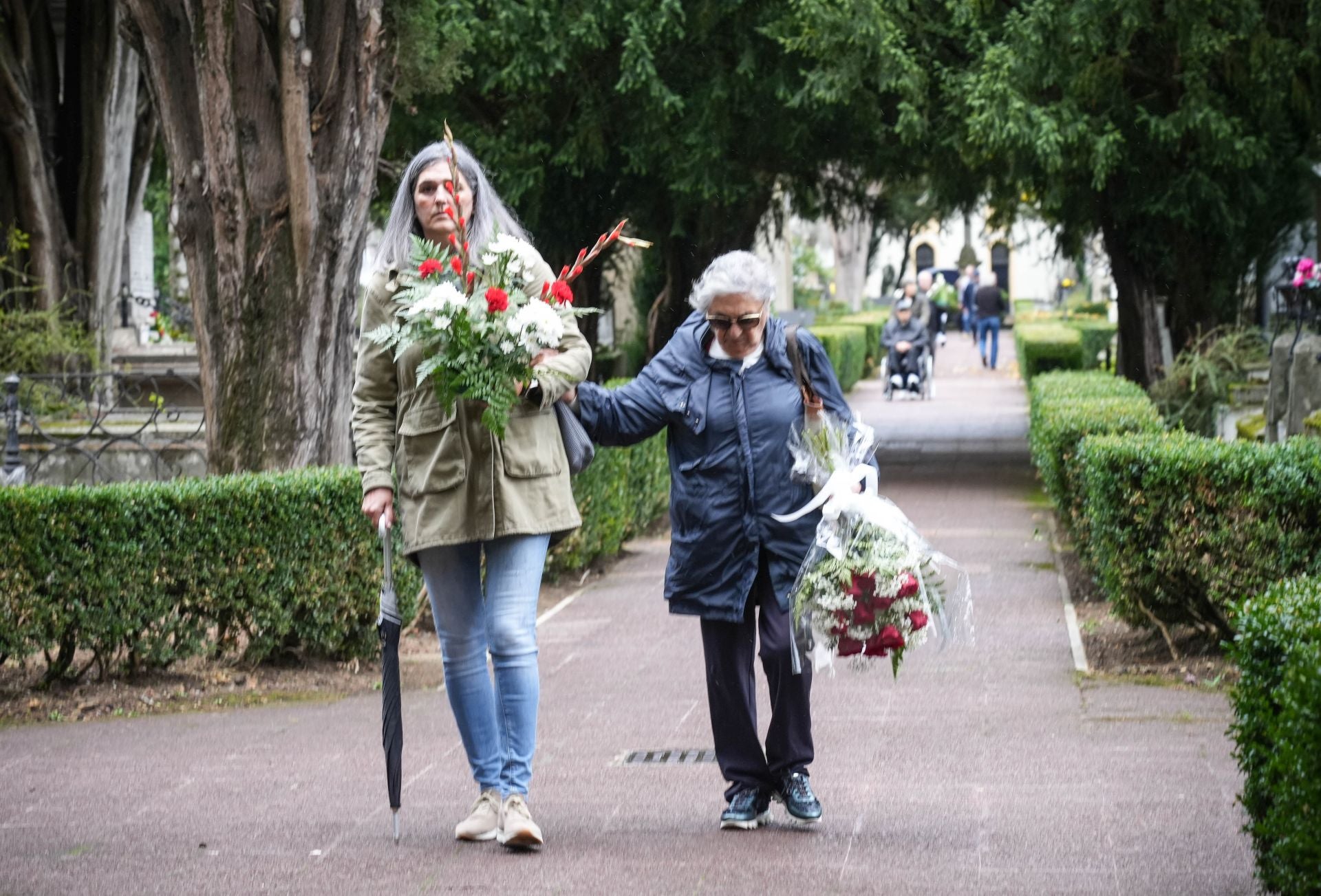 Los vitorianos recuerdan a sus seres queridos en el día de Todos los Santos