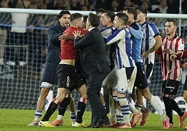 Sancet se ha encarado con los jugadores de la Real.