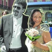 Su boda civil en el Ayuntamiento de Gijón, en 2004.