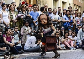 Aurreko edizio bateko ikuskizun baten irudi bat.