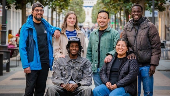 Kemo, Pablo Samir, Cielo, Makan, Mohammed y Adélaïde en la calle Dato.