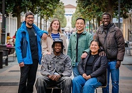 Kemo, Pablo Samir, Cielo, Makan, Mohammed y Adélaïde en la calle Dato.