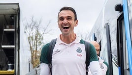 Kike García sonriente a su llegada a Mendizorroza.