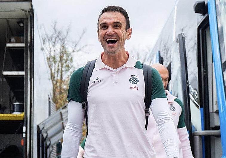 Kike García sonriente a su llegada a Mendizorroza.