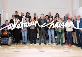 Arnaldo Otegi, junto a las últimas víctimas del franquismo.