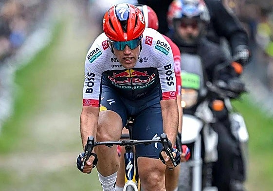 Lazkano, en la fuga de la París Roubaix, cruza en cabeza el emblemático Bosque de Arenberg. Acabó el último clasificado y no ha vuelto a competir hasta la fecha