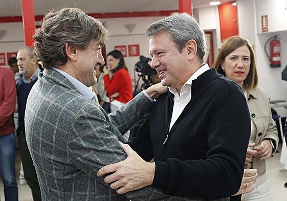 Eneko Andueza saluda al secretario de Estado de Transportes y antiguo alcalde de Irún, José Antonio Santano.