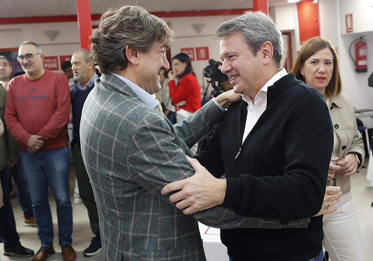 Eneko Andueza saluda al secretario de Estado de Transportes y antiguo alcalde de Irún, José Antonio Santano.