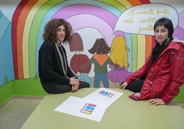 Amagoia Martín y Esti Etxebarria en un aula de la ikastola Abendaño de Vitoria.
