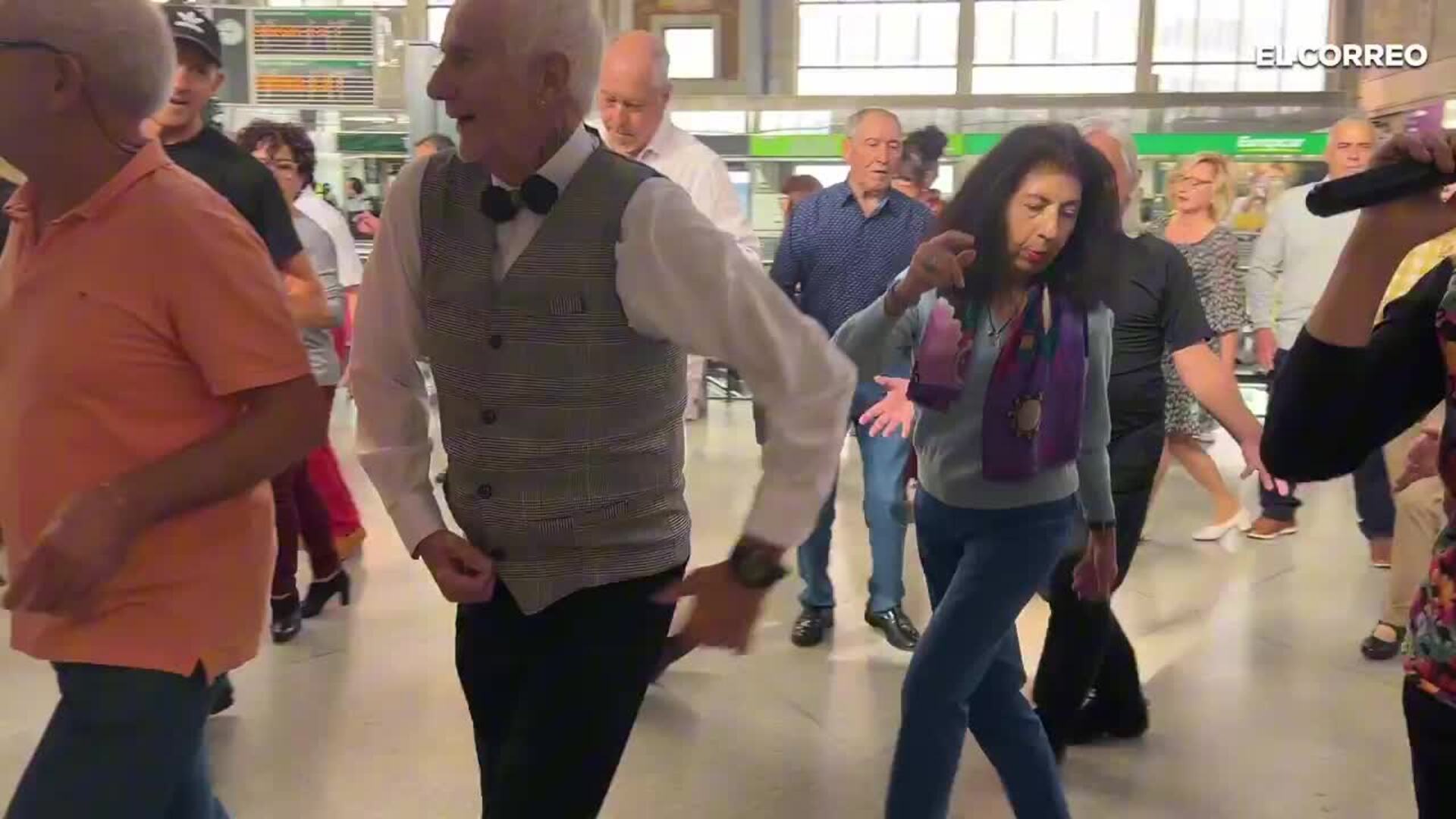 Cientos de personas disfrutan de los bailes de salón en la estación de tren de Abando
