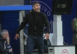 Coudet da indicaciones en un momento del partido.