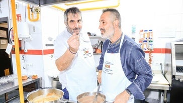 Raúl Ruiz ofrece una cucharada de guiso a su compañero Gorka Soriguren.