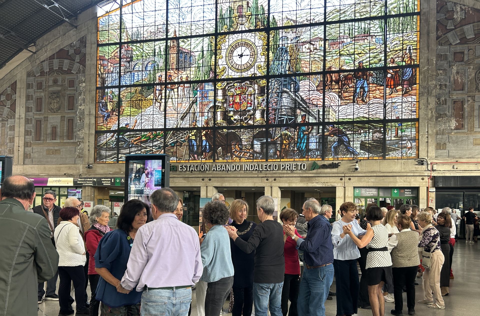 Cientos de personas disfrutan de los bailes de salón en la estación de Abando