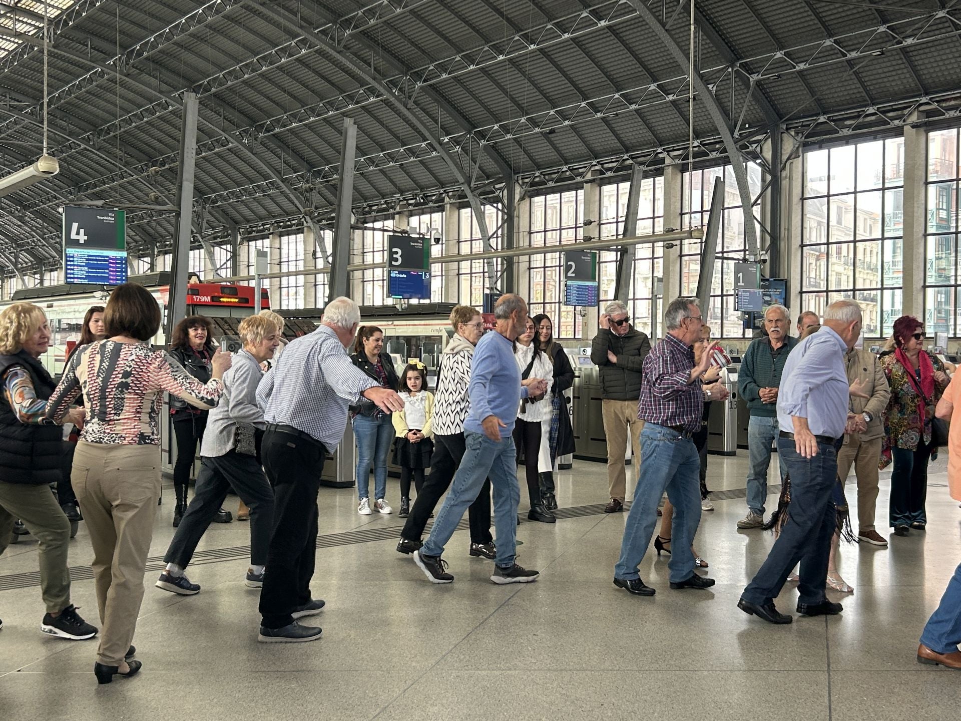 Cientos de personas disfrutan de los bailes de salón en la estación de Abando