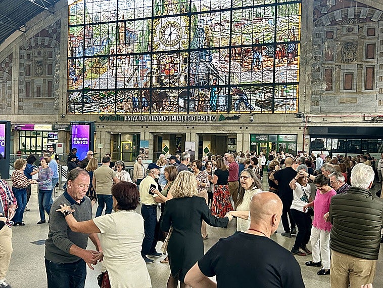 Cientos de personas han disfrutado de la mañana del domingo a través de bailes de salón.