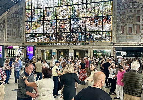 Cientos de personas han disfrutado de la mañana del domingo a través de bailes de salón.