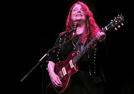 En el bis, tocando sin púa 'Palace of the king', de Freddie King.