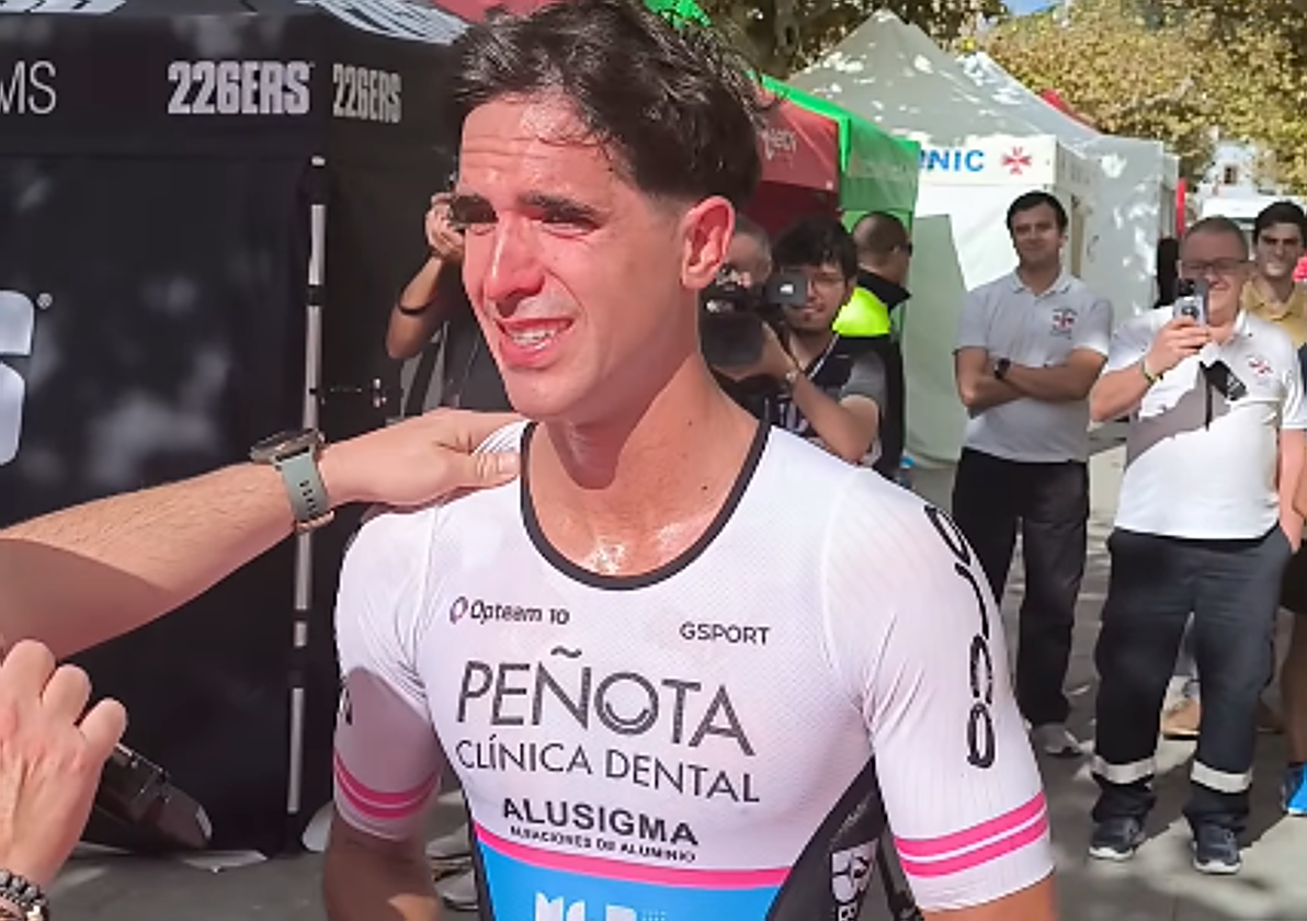 Diego Mentrida, muy emocionado tras proclamarse campeón de España de Media Distancia.