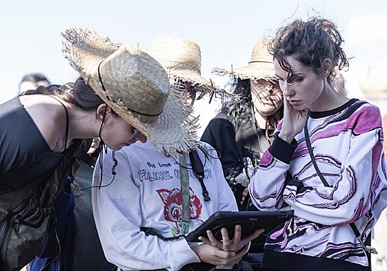 Elixabet Núñez, durante el rodaje de 'Sacamantecas', en el que trabajó como diseñadora de vestuario.