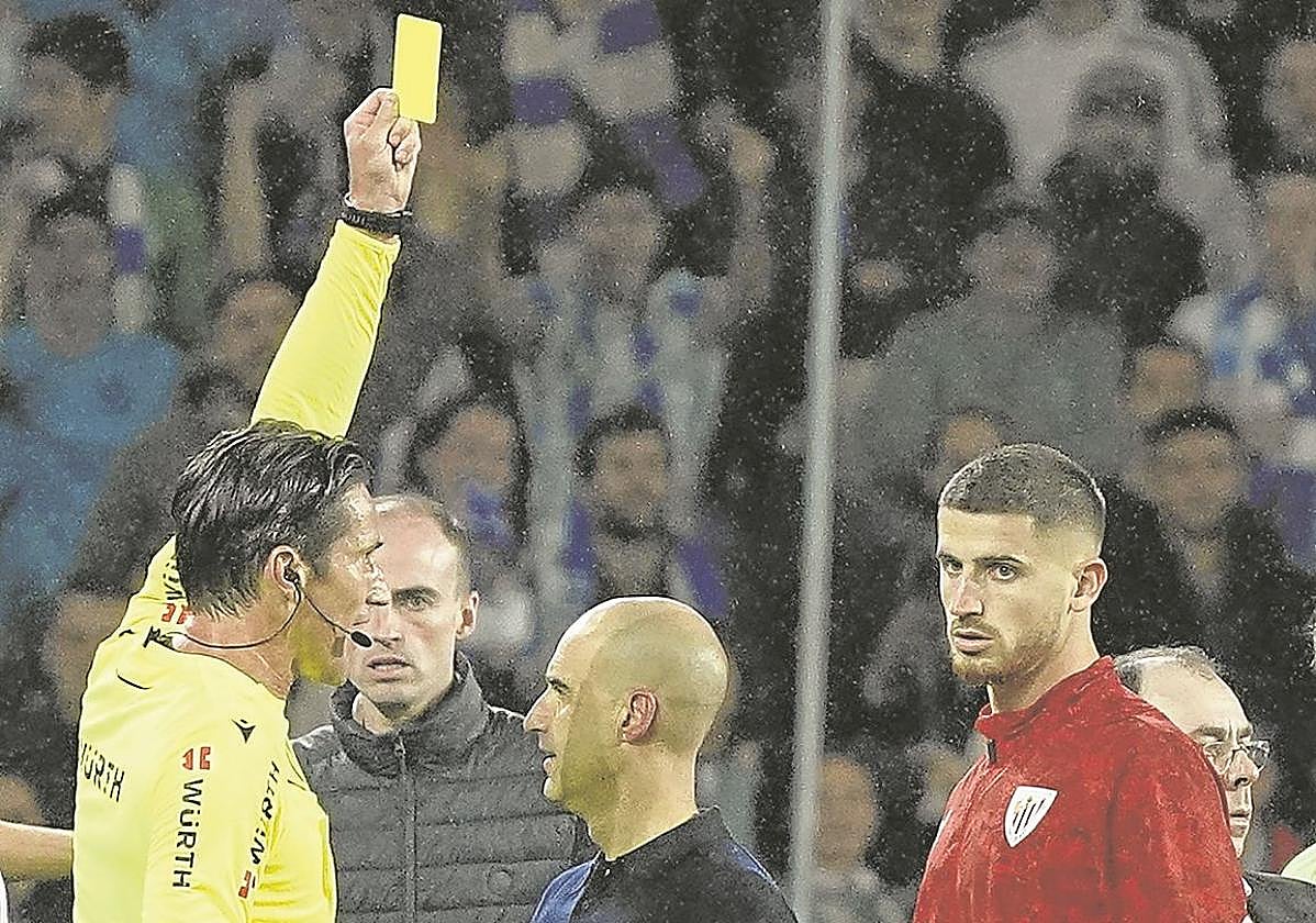 Sancet vio una amarilla al término del derbi en San Sebastián por discutir con un jugador realista.