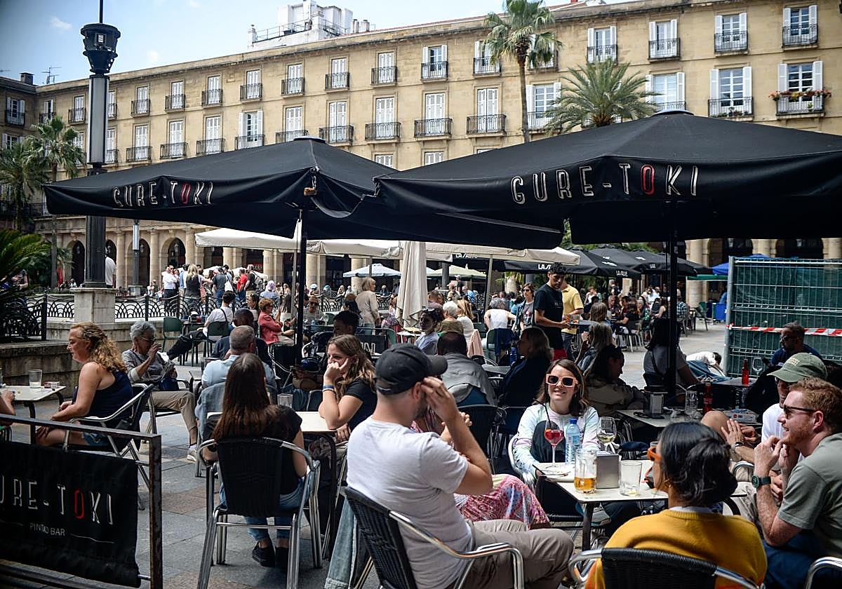 Terrazas llenas en la Plaza Nueva en una jornada de buen tiempo en Bilbao.