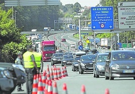 Agentes de la Guardia Civil participan en un control de carretera en el paso fronterizo de Biriatu.