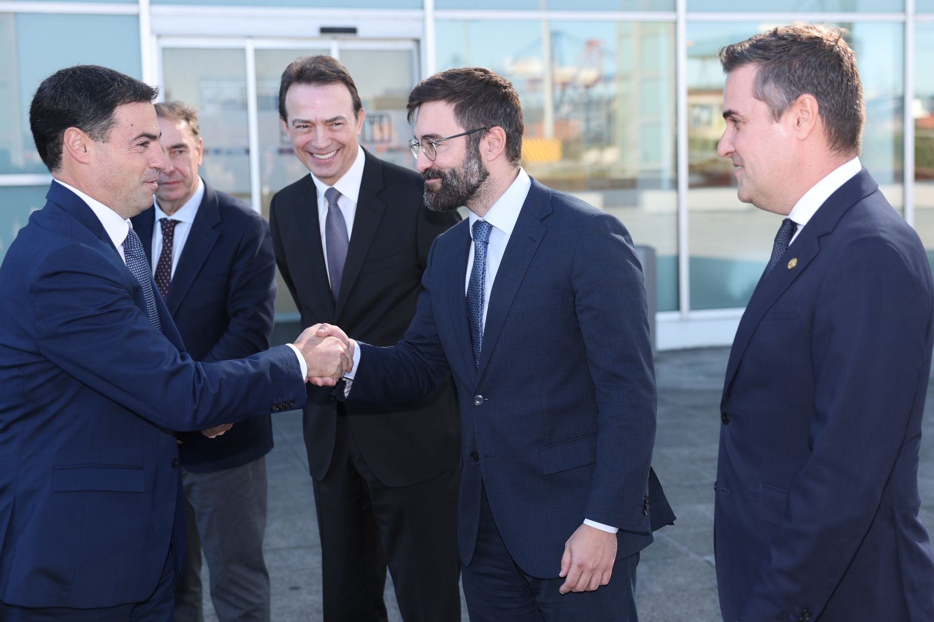 El lehendakari saluda al secretario de estado de energía, Joan Groizard, este lunes en el Puerto de Bilbao