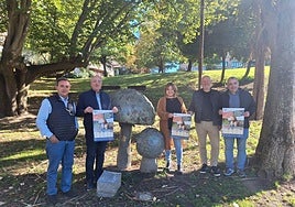Javier Irusta, tesorero de la Peña Santa Cruz; Javier Bilbao, su presidente,; Edurne Espilla, concejala de Cultura y alcaldesa en funciones, Alfonso Requero, responsable del área micológica de la asociación y Toño González, concejal de Medio Ambiente.