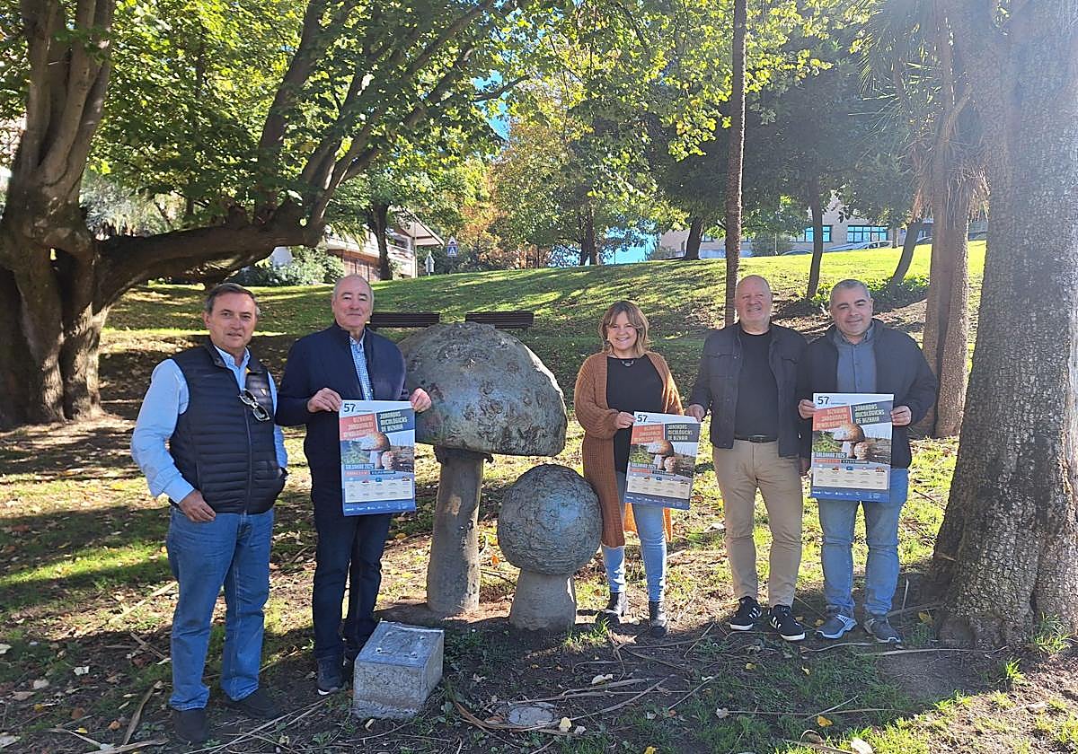 Javier Irusta, tesorero de la Peña Santa Cruz; Javier Bilbao, su presidente,; Edurne Espilla, concejala de Cultura y alcaldesa en funciones, Alfonso Requero, responsable del área micológica de la asociación y Toño González, concejal de Medio Ambiente.